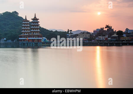 Dragon et Tigre de pagodes au coucher du soleil, à l'étang de lotus, Kaohsiung, Taiwan Banque D'Images