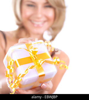 Selective focus photo d'un happy smiling female holding en mains peu boîte-cadeau avec ruban doré, célébration de Noël Banque D'Images