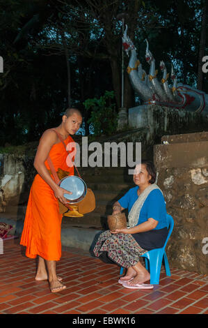 L'aumône à Monk, Luang Prabang, Laos Banque D'Images