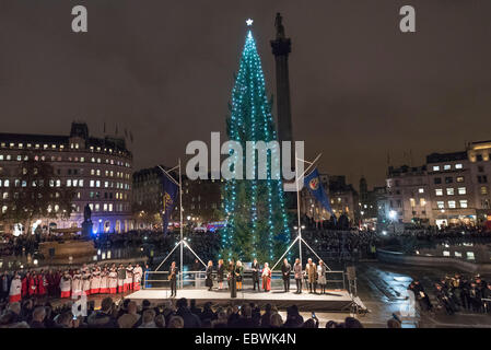 Londres, Royaume-Uni. 4 Décembre, 2014. L'assemblée annuelle de l'éclairage de l'arbre de Noël de Trafalgar Square a eu lieu aujourd'hui, organisé par le maire de la ville de Westminster, la Rcbd Audrey Lewis, qui a invité le maire d'Oslo pour allumer les lumières de Noël. L'arbre est donné par la Ville d'Oslo pour la population de Londres chaque année en signe de gratitude pour le soutien britannique pendant la Seconde Guerre mondiale. Sur la photo : Les foules se rassemblent autour de l'arbre de Noël à Trafalgar Square. Credit : Lee Thomas/Alamy Live News Banque D'Images