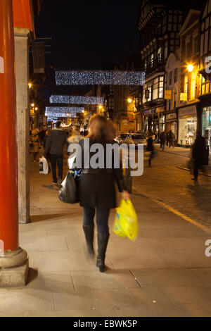 Chester, Royaume-Uni 4 décembre 2014. La fin de nuit de la mi-hiver défilé shoppers avant de regarder la place de l'Hôtel de Ville, le bas Saint Werburgh Street, Eastgate Street, Bridge Street, La Croix et Northgate Street. Une samba Karamba 'ghost' conduit un défilé des squelettes, la respiration du feu, cuisiniers, Noël squelette anges et démons qu'ils ont célébré le solstice d'hiver. Un événement qui date du Xvème siècle, où des artistes locaux et des groupes communautaires s'unissent pour célébrer l'époque où la ville dirigeants auraient les clés de la ville. Credit : Mar Photographics/Alamy Live News Banque D'Images