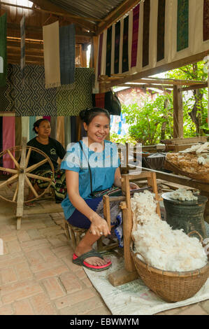 Deseeding à Ban Ou coton, Laos Banque D'Images