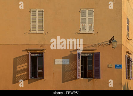 Une façade à Ajaccio avec fenêtres ouvertes et fermées par des illuminés de la lumière du matin. Ajaccio est la capitale de la Méditerranée Banque D'Images