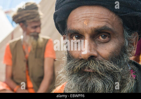 Portrait d'un Udaisin Sadhu, saint homme, au Sangam, le confluent des fleuves Ganges, Yamuna et Saraswati Banque D'Images