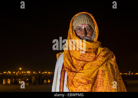 Pilgrim la nuit au Sangam, le confluent des fleuves Ganges, Yamuna et Saraswati, lors du festival de Kumbha Mela Banque D'Images