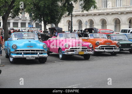 Vieilles voitures colorées La Havane Cuba Banque D'Images