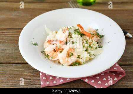 Riz aux crevettes et l'aneth sur un plateau, à des aliments nutritifs Banque D'Images