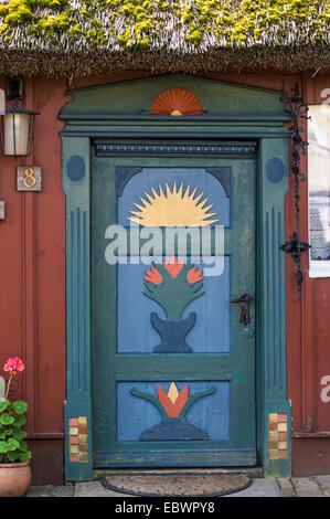 Porte sculptée et peinte d'une maison en bois, Prerow, Fischland-darss-Zingst, Mecklembourg-Poméranie-Occidentale, Allemagne Banque D'Images