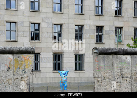 Original reste du mur de Berlin en Niederkirchnerstrasse street, Detlev Rohwedder, ministère des Finances Banque D'Images