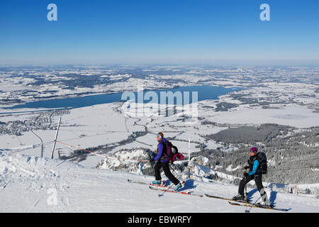 Les skieurs de fond sur la montagne de Tegel, donnant sur le lac Forggensee, Tegelberg, Alpen, Schwangau, Ammergau, Ostallgäu Allgäu Banque D'Images
