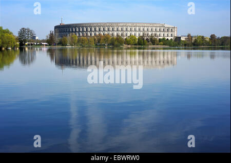 Vue complète de l'ancienne salle des congrès inachevé de la NSDAP, 1933-1945 Dutzendteich pond à l'avant Banque D'Images