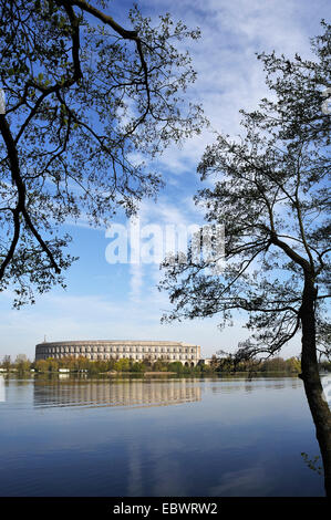 Vue complète de l'ancienne salle des congrès inachevé de la NSDAP, 1933-1945 Dutzendteich pond à l'avant Banque D'Images