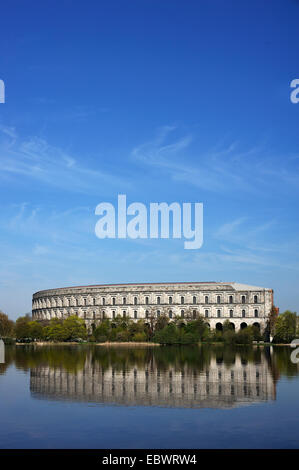 Vue complète de l'ancienne salle des congrès inachevé de la NSDAP, 1933-1945 Dutzendteich pond à l'avant Banque D'Images