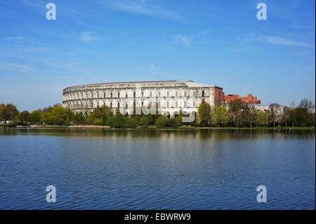 Vue complète de l'ancienne salle des congrès inachevé de la NSDAP, 1933-1945 Dutzendteich pond à l'avant Banque D'Images