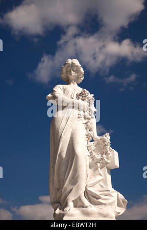 Statue sur une tombe de Cementerio Cristobal Colon, le plus grand cimetière de l'Amérique Latine, La Havane, Cuba Banque D'Images