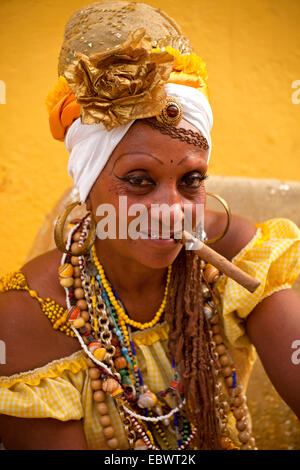 Senora Habana, une prêtresse de la Santeria afro-cubain ou Santera, avec un cigare, La Havane, Cuba Banque D'Images