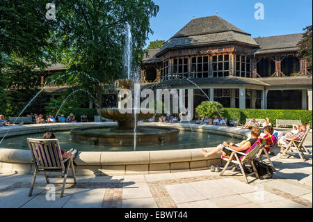 AlpenSole fontaine avec des eaux de guérison à la saline salt works, open air salin, spa, Bad Reichenhall, Haute-Bavière, Bavière Banque D'Images