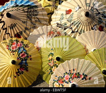 Parasol peinture, papier parasols avec motifs floraux, Bo Sang, Chiang Mai, Thaïlande du Nord, Thaïlande Banque D'Images