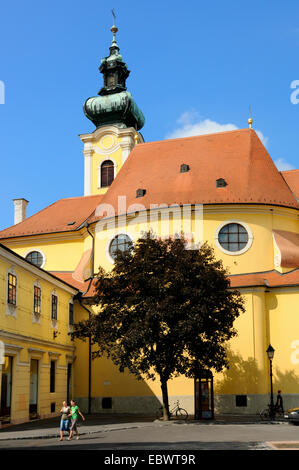 Gyor, Hongrie, Transdanubia W. Église des Carmes (début 1725) : Baroque Italien sur Bécsi Kapu tér (place) Banque D'Images