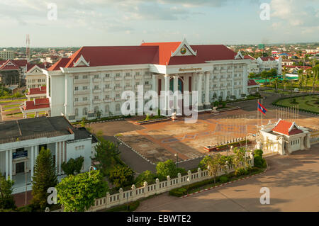 Bureau du premier ministre à partir de la porte de la Victoire, Vientiane, Laos Banque D'Images