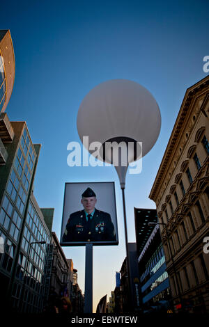 Garde-frontière nous dépeint sur poster à Checkpoint Charlie au cours de 25e anniversaire de la chute du Mur de Berlin Banque D'Images