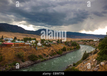 La Yellowstone River passe par Gardiner, Montana, le nord ouest ville porte du Parc National de Yellowstone. Copyright Dave Banque D'Images