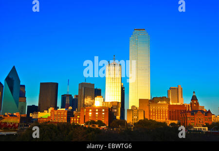 Toits de centre-ville de Dallas city de soleil du soir, USA, Texas, Dallas Banque D'Images
