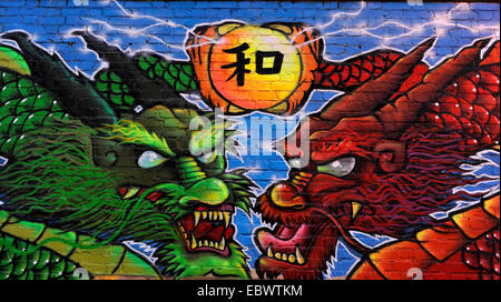 Le Graffiti d'un dragon rouge et vert, allégorie, dragon lutte, San Francisco, California, United States Banque D'Images