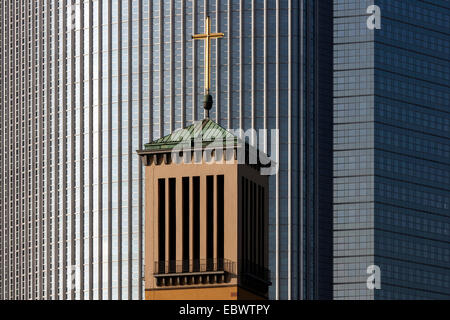 Clocher de l'église de Matthieu en face de l'immeuble Pollux à Frankfurt am Main, Hesse, Allemagne Banque D'Images