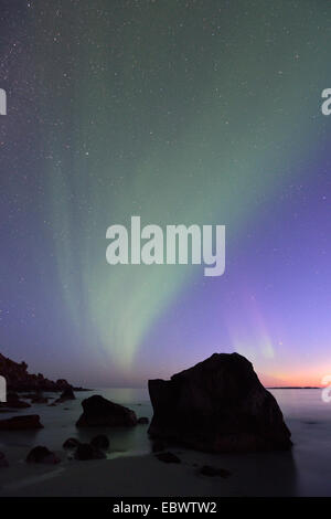 Northern Lights sur Utakleiv Beach, Vestvågøy, Lofoten, Norvège Banque D'Images