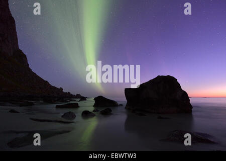 Northern Lights sur Utakleiv Beach, Vestvågøy, Lofoten, Norvège Banque D'Images