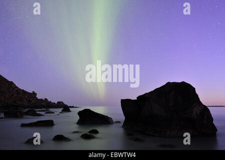 Northern Lights sur Utakleiv Beach, Vestvågøy, Lofoten, Norvège Banque D'Images