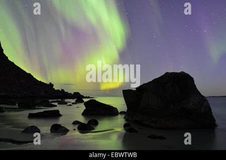 Northern Lights sur Utakleiv Beach, Vestvågøy, Lofoten, Norvège Banque D'Images