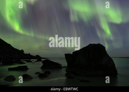 Northern Lights sur Utakleiv Beach, Vestvågøy, Lofoten, Norvège Banque D'Images