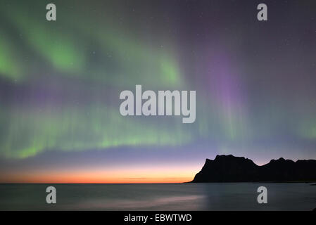 Northern Lights sur Utakleiv Beach, Vestvågøy, Lofoten, Norvège Banque D'Images