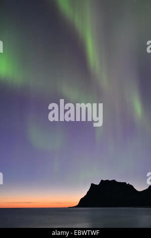 Northern Lights sur Utakleiv Beach, Vestvågøy, Lofoten, Norvège Banque D'Images