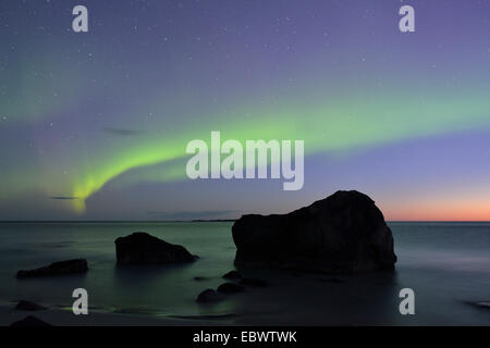 Northern Lights sur Utakleiv Beach, Vestvågøy, Lofoten, Norvège Banque D'Images