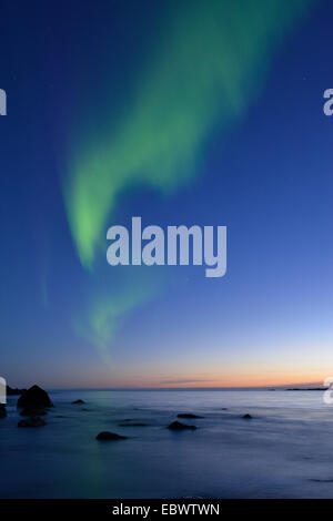 Northern Lights sur Utakleiv Beach, Vestvågøy, Lofoten, Norvège Banque D'Images