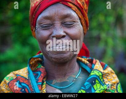 Portrait d'une femme soupçonnée d'être une sorcière dans son village, au Burundi, à proximité de Parc National de la Ruvubu, Cankuzo Banque D'Images