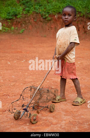 Garçon jouant avec selfmade wire frame petite voiture Gitega, Burundi, Banque D'Images