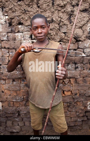 Boy showing a vu et de la direction générale, au Burundi, Karuzi, Buhiga Banque D'Images