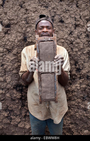Travailleur avec moule pour former des briques de boue avec qui sont ensuite brûlés dans un four traditionnel, Burundi, Kabezi, Kabezi Banque D'Images