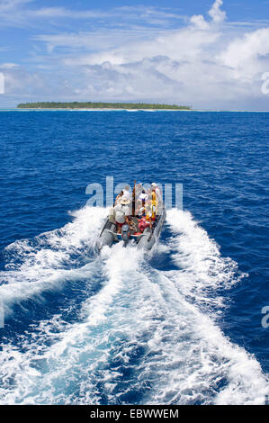 Touristes traversant à l'île de Palmerston, les Îles Cook, l'île de Palmerston Banque D'Images