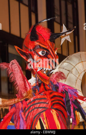 Chester, Royaume-Uni 4 décembre 2014. Défilé de la mi-hiver Regarder Samba Karamba un 'ghost' conduit un défilé des diables que ils ont célébré le solstice d'hiver. Un événement qui date du Xvème siècle, où des artistes locaux et des groupes communautaires s'unissent pour célébrer l'époque où la ville dirigeants auraient les clés de la ville. Banque D'Images