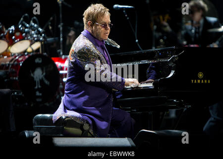 Milan Assago Italie. Le 04 décembre 2014. Sir Elton John effectue live au Mediolanum Forum au cours de la derrière le 'Tour' Piano Crédit : Rodolfo Sassano/Alamy Live News Banque D'Images