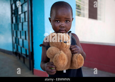 Petite fille aux ours, portrait, BURUNDI, Bujumbura Mairie, Bujumbura Banque D'Images