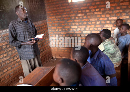 Enseignant en salle de classe des cours en face de ses élèves, Burundi, Karuzi, Buhiga Banque D'Images