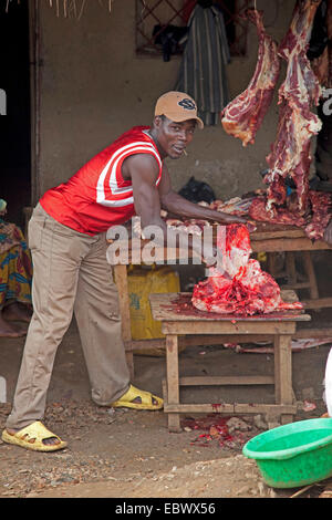 Boucher au travail, manque d'hygiène, Burundi, Cankuzo, Cankuzo Banque D'Images