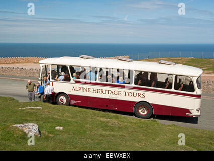 Heritage tour bus / autocars avec passagers âgés débarquant sur Great Orme avec océan bleu en arrière-plan à Llandudno au Pays de Galles Banque D'Images