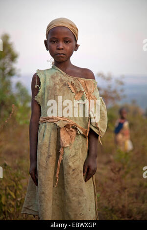 Portrait d'une jeune fille en robe usée, Burundi, Karuzi, Buhiga Banque D'Images